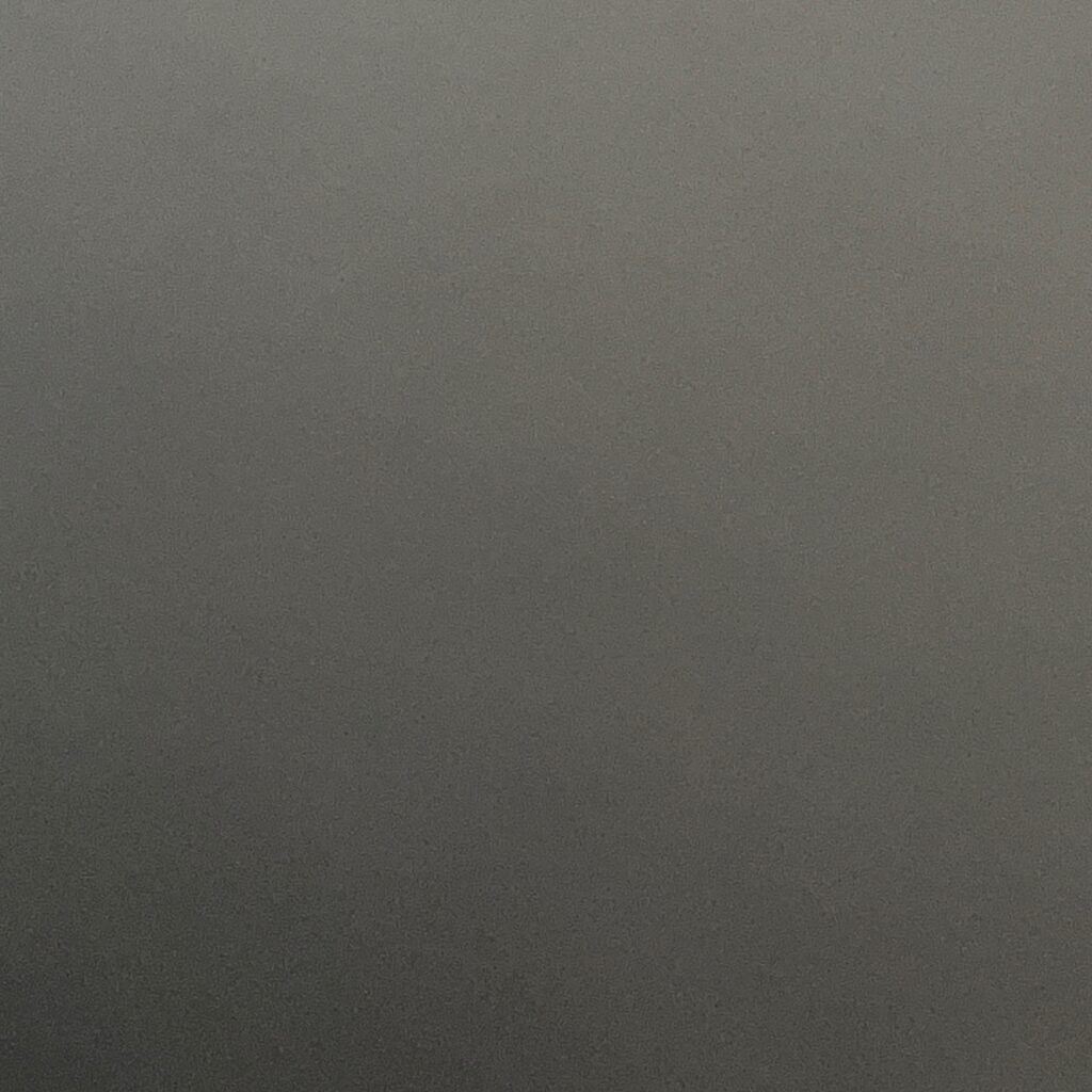 Anne Davies maler for det meste figurative malerier av vann, fjell og natur I akryl med spatel og pensel. (I tilleg airbrush, olje , tørrpasteller..